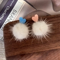 Dettaglio ravvicinato di orecchini in pelliccia bianca con cuori blu e rosa pastello - Stile Cuore (24445A)