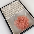 Dettaglio del fiore di camelia in tessuto rosa pallido su un girocollo bianco regolabile - Fiore Rosa Coreano
