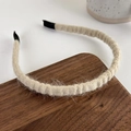 Dettaglio del cerchietto in velluto lavorato a maglia beige con trama a pieghe fini - Beige