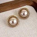 Dettaglio degli orecchini vintage con perle champagne e cornice dorata su legno - Orecchini a Bottone con Perla Artificiale (24239A)