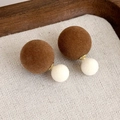 Dettaglio di orecchini vintage floccati marroni e crema con dettagli in metallo dorato - Orecchini a Bottone con Doppia Sfera (24303D)