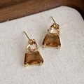 Dettaglio di orecchini geometrici vintage con cristalli ambra e champagne incastonati in oro - Orecchini a Bottone con Gemma Geometrica (24055)