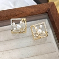 Elegante geometrische Goldquadrat-Ohrstecker mit weißen Perlen und funkelndem Zirkonia - Gold