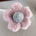 Gros plan détaillé de la pince à cheveux fleur en peluche aux pétales roses et cœur gris - Fleur Rose