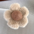 Vue détaillée de la pince à cheveux fleur en peluche aux tons terreux marron doux - Fleur Café Clair