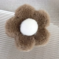 Dettaglio del fermaglio per capelli a fiore in peluche marrone con morbida texture e centro bianco - Caffè Scuro Fiore