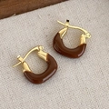 Dettaglio degli orecchini a U dorati con smalto marrone scuro su tela strutturata - Orecchino a U in Smalto e Oro Vintage (24330C)