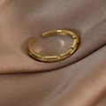 Dettaglio dell'anello vintage in oro 18K testurizzato su sfondo di seta marrone - Stile a Catena (16791A)