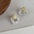 Detailopname van retro goud en zilveren vierkante oorknopjes met onregelmatige textuur - Zilver (24555B)