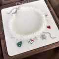 Gargantilla de Navidad de felpa blanca con copos de nieve, perlas y colgantes festivos - Estilo de Colgante de Navidad Blanco (Modelo de Imagen Principal)