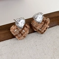 Dettaglio di orecchini vintage a cuore con tessuto tweed marrone e zirconi scintillanti - Orecchini a Cuore in Tweed Vintage (24274B)