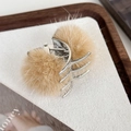 Dettaglio di pompon in peluche beige su un fermaglio per capelli in metallo argento - Tè al Latte (Base Argento 24563C)