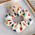 Detalle del coletero de oso de peluche con motivos de corazones en tela crema - Estampado De Corazón Colorido