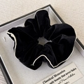Detail van zwarte fluwelen scrunchie met witte stiksels in een luxe displaydoos - 6cm / Zwart