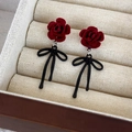Detail von Vintage-Ohrringen mit roten beflockten Rosen und schwarzen Bandschleifen - Rosen-Schleifen-Stil (43# 24644)