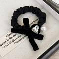 Dettaglio elastico per capelli in velluto nero con fiocco, strass e perla bianca - Nero