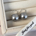 Detalle de pendientes de perlas grises con ganchos plateados en estuche de regalo - Perla Artificial Gris (14mm)