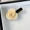 Dettaglio del fermaglio per capelli a rosa crema con scritta Handmade dorata - Color Caramello