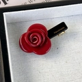 Macro di un fermaglio per capelli a rosa rossa 3D con scritta dorata Handmade - Borgogna