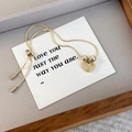 Elegante bracciale dorato con pendente a cuore in occhio di gatto in vassoio di legno - Oro