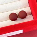 Dettaglio di orecchini a bottone rosso scuro opaco su portagioielli in velluto rosso - 16mm / Rosso Scuro
