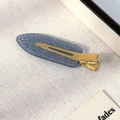 Detailaufnahme einer blaugrauen Glitzer-Haarklammer mit goldenem Entenschnabelclip - Hellblau