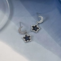 Vue détaillée des boucles d'oreilles lune en argent avec pendentif étoile bleu et zircons - Lune et Étoile (24811)