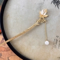 Spilla per capelli rosa dorata cinese vintage con fiore di opale e nappina di perla - Oro