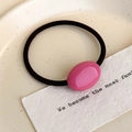 Vista dettagliata della perla ovale rosa crema su un elastico per capelli nero elastico - rosa acceso