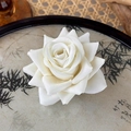 Dettaglio del fermaglio rosa in tessuto color crema con petali 3D stratificati - Bianco