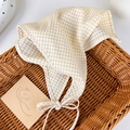 Dettaglio di una bandana in cotone a quadretti gialli in un cesto in stile rustico francese - Gingham Giallo e Bianco