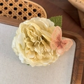Close-up van handgemaakte crèmekleurige stoffen roos haarspeld met geborduurde vlinder en blad - Beige Bloem (24880A)
