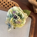 Gedetailleerde weergave van een vintage haarspeld met geborduurde vlinder en groene bloem - Blauwgroene Bloem (24880C)