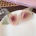 Elegante Ohrringe mit rosa Netzrosen und grünen Stickblättern in romantischem Design - Rosa Rose (Hauptbildstil)