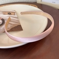 Detalle de diadema de satén rosa claro con forro antideslizante en bandeja cerámica - Rosa