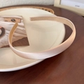 Primer plano de diadema de satén rosa con textura de seda brillante y forro interior - Albaricoque