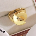 Detailed macro view of the minimalist gold overlapping geometric ring on a velvet cushion - Double Disk Geometric Style (13333L)