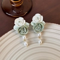 Detailansicht der Vintage-Keramikrosen-Ohrringe mit eleganten Tropfenperlen auf Tablett - Vintage Rose Perle Anhänger (9# 24908)