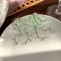 Vue détaillée de boucles d'oreilles fleuries en perles vert menthe sur une assiette - Style de Gland de Branche Vert Menthe (24968A)
