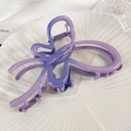 Vue macro d'une pince à cheveux papillon violet dégradé avec design ajouré mat - Dégradé Violet
