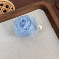 Primer plano de pinza de pelo rosa de tul azul claro con perla en bandeja de madera - Pinza para el Cabello con Perla y Flor Azul
