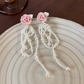 Detail von rosa Keramik-Rosenohrringen mit eleganten weißen Perlenquasten auf Keramik - Rosa Rose Lange Perlenquaste (10# 22867A)