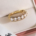 Gros plan d'une bague papillon dorée avec cinq zircons sertis dans un coffret cadeau - Style Pavé de Luxe à Cinq Pierres (14678A)