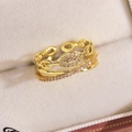 Vue macro d'une bague papillon multicouche dorée avec micro-pavé de cristaux de zircone - Style Micro-incrusté Chaîne à Trois Couches (15456)