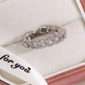 Macro de bague maillon argentée pavée de zircons sur une boîte cadeau rose - Style Chaîne Entièrement Incrustée Argent (15522)