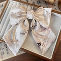 Detalle de coletero con lazo de bambú, perlas blancas y caligrafía de estilo chino - Pinza de resorte con lazo rosa