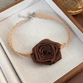 Dettaglio del choker a rosa con nastro di seta e chiusura in argento su scatola gioielli - Nastro Sottile Marrone Scuro (25029B)