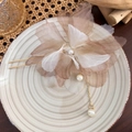 Detalle de horquilla vintage en forma de U con flor de gasa y flecos de borlas de perlas - Flor de Color Café (25040B)