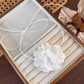 Detailansicht eines weißen Stoffrosen-Chokers in einer Schmuckschatulle aus Holz - Weiß