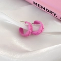 Dettaglio di orecchini a cerchio a forma di C rosa trapuntati su seta e libro decorativo - Stile Motivo a Rombi Rosa